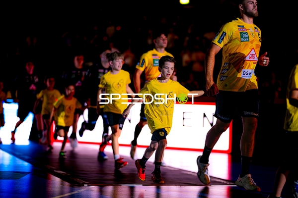 Einlauf mit Steven Plucnar Jacobsen (9;Rhein Neckar Löwen), David Móré (15;Rhein Neckar Löwen)