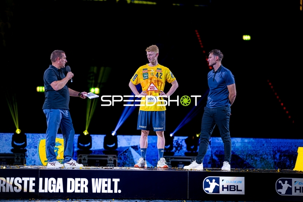 Spieler Jon Lindenchrone Andersen (42; Rhein Neckar Löwen) auf Bühne