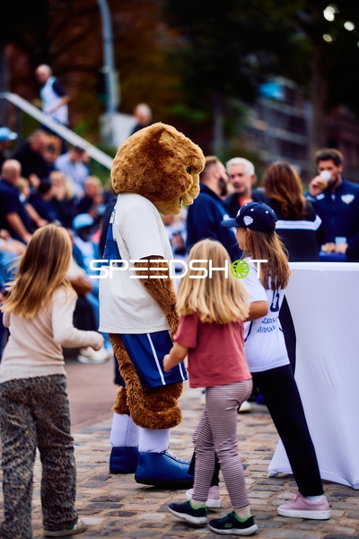 Maskottchen mit Kindern