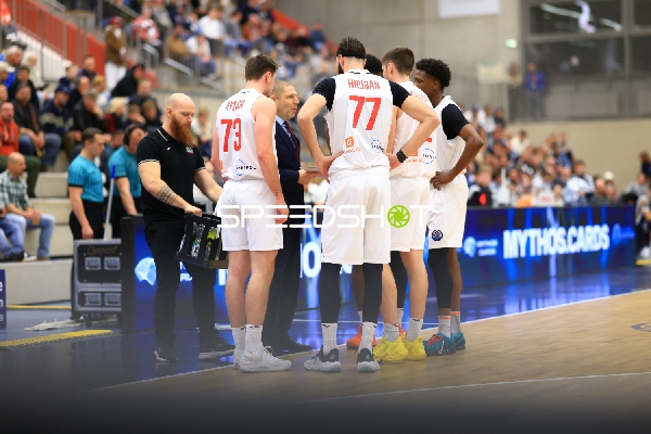 Team-Huddle mit Frantisek Rylich (73; Basketball Nymburg) und Vojtech Hruban (77; Basketball Nymburg)