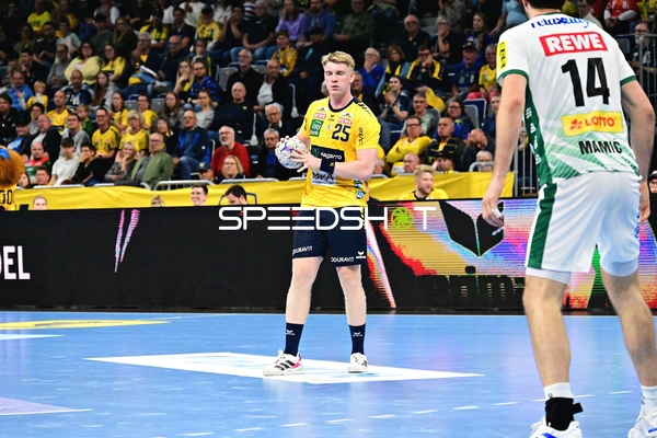 Haukur Thrastarson (25; Rhein Neckar Löwen) hält den Ball