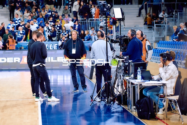 Medienteam bereitet sich auf Basketballübertragung vor