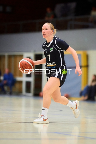 Janina Dzubba (7; KuSG Leimen Basketball) dribbelt