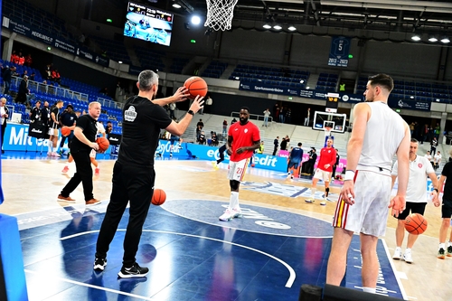 Vor dem Spiel mit Eddy Edigin Jr (27; Würzburg Baskets) und Leo Saffer (3; Würzburg Baskets)