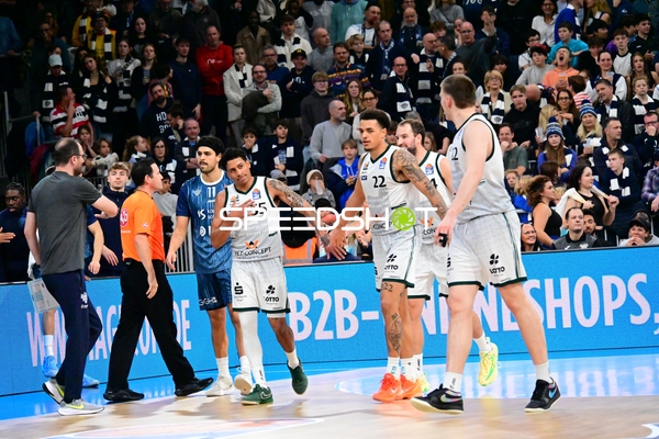 Begrüßung am Spielfeldrand