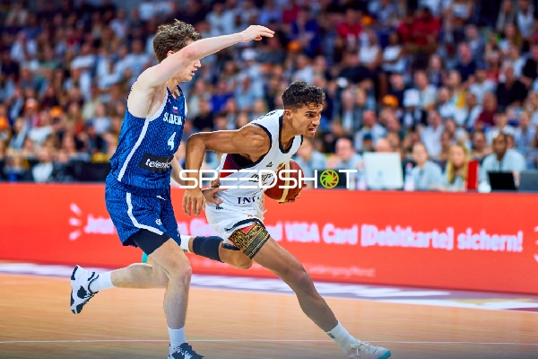 Zweikampf um den Ball