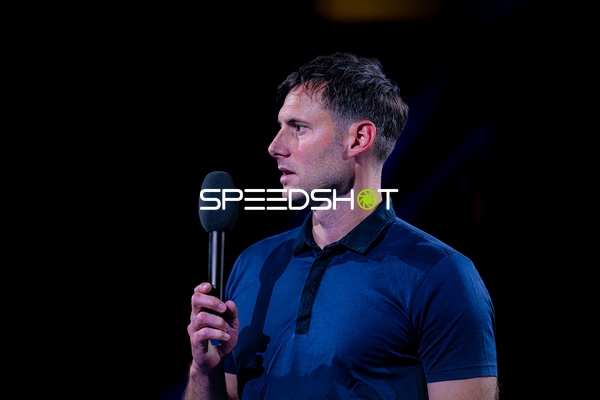 Offizielle Person mit Mikrofon