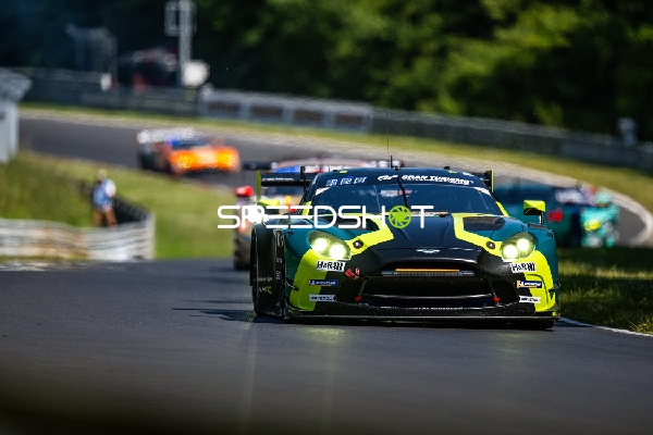 Rennfahrzeug auf der Rennstrecke