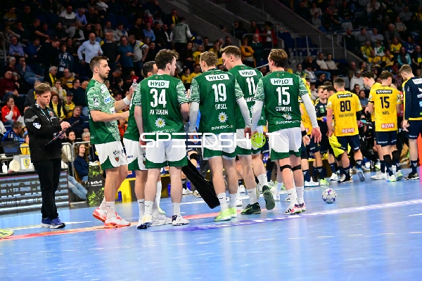 Spieler beider Teams gegenüber