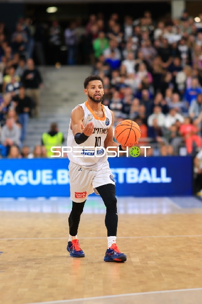 Kendale McCullum (10; Promitheas Patras Vikos Cola) mit Ball