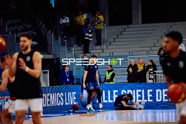 Aufwärmen der Spieler auf dem Spielfeld