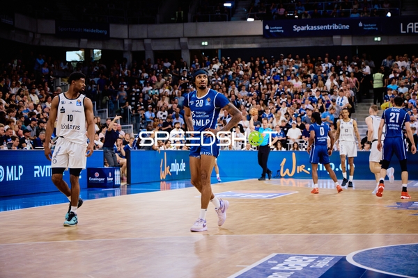 Spielunterbrechung mit Michael Weathers (20;MLP Academics Heidelberg) und Bakary Dibba (10;MLP Academics Heidelberg)