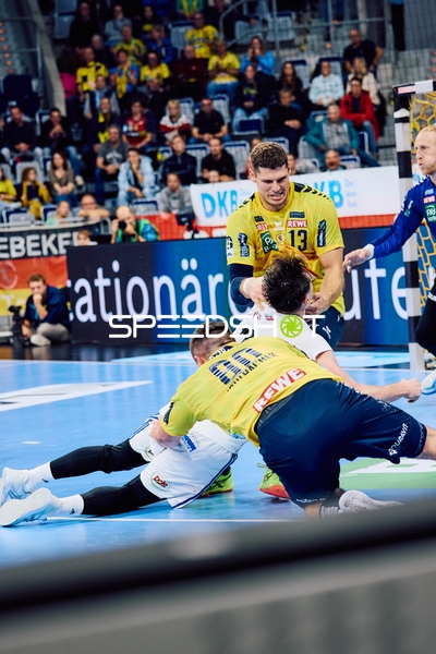 Zweikampf um den Ball auf dem Spielfeld