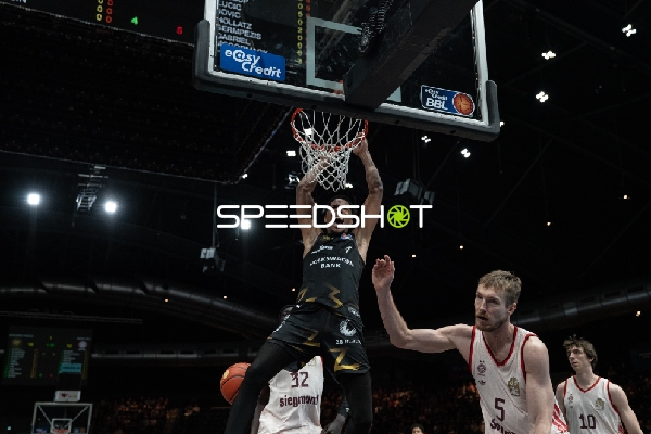 David NGuessan (1; Basketball Löwen Braunschweig) am Korb