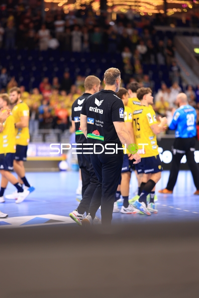 Spieler von Rhein Neckar Löwen positionieren sich