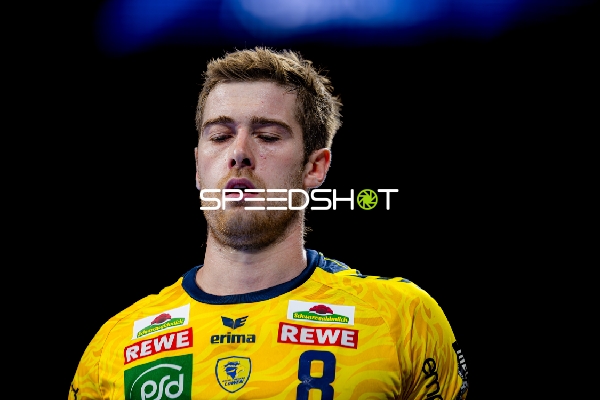 Tim Nothdurft (8; Rhein Neckar Löwen) positioniert sich