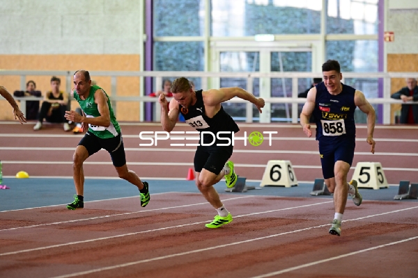 Leitz Florian sprintet im Vordergrund