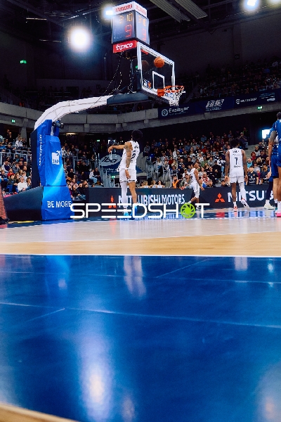 Ein Spieler der MLP Academics Heidelberg bereitet sich darauf vor, den Ball einzupassen.