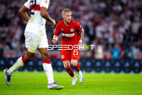 Spieler Louis Oppie (23; FC St. Pauli) in Aktion