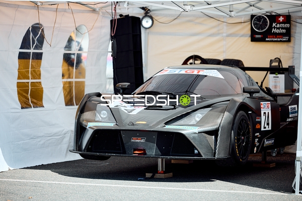 Rennwagen im Zelt während DMV Goodyear Racing Days