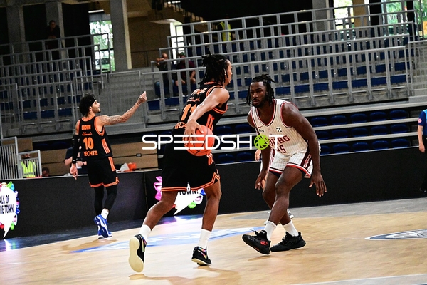 Alonzo Verge (11; Rasta Vechta) im Duell mit William McDowell-White (9; JL Bourg Basket)