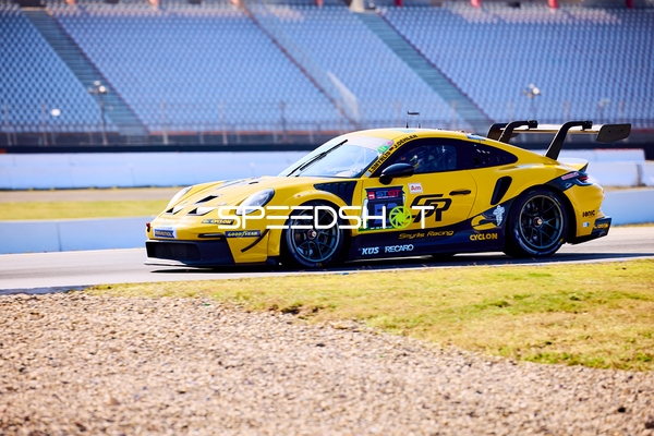 Rennfahrzeug Nummer 53 im Einsatz