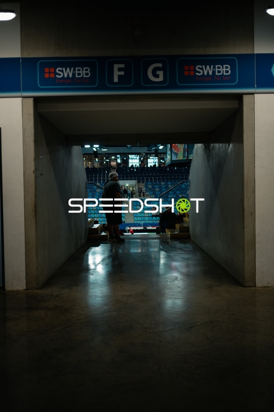 Personen im Eingangsbereich der Arena