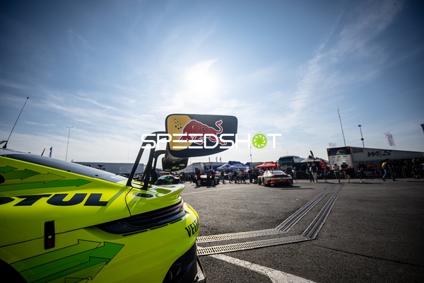 Rennfahrzeug in der Boxengasse