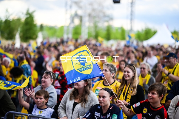 Zuschauer jubeln und schwenken Fahnen