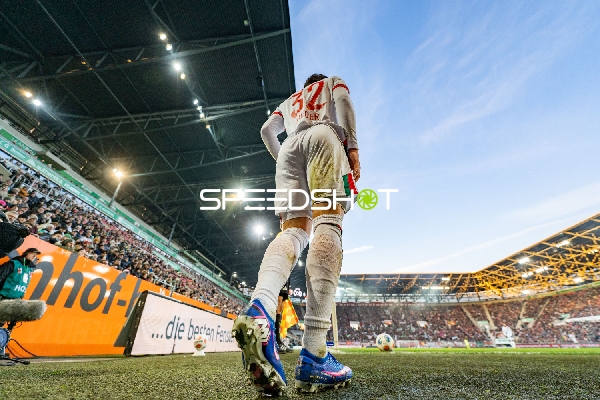 Eckstoßvorbereitung Fabian Rieder (32; FC Augsburg)