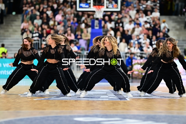 Basketball-Szene mit Cheerleadern