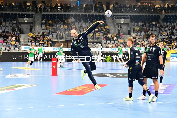 Spieler der Rhein-Neckar Löwen wirft Fußball im Spiel