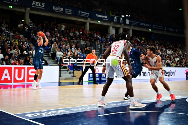 Brae Ivey (11; Würzburg Baskets) wirft