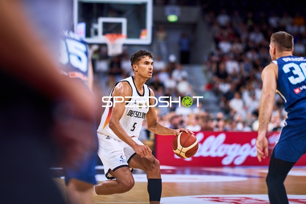 Tristan da Silva (5; Deutschland) dribbelt auf dem Court