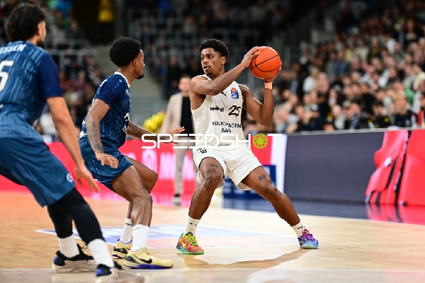 Grant Sherfield (25; Basketball Löwen Braunschweig) mit Ball gegen Verteidigung