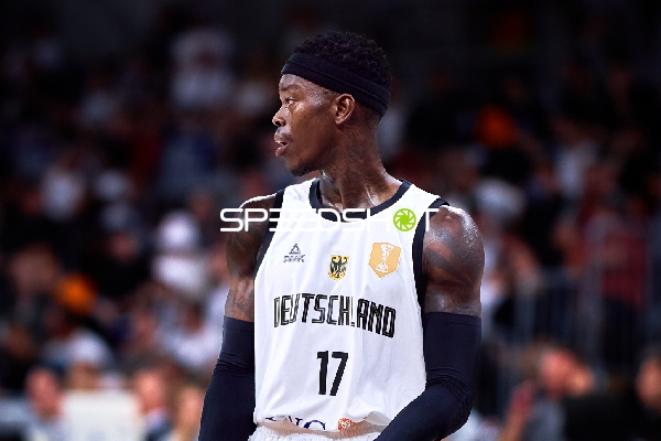 Dennis Schröder (17; Deutschland) auf dem Court