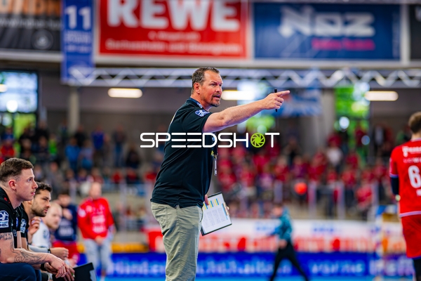 Trainer gibt Anweisungen