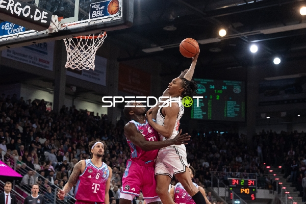 Spielaktion mit Austin Crowley (85; Bamberg Baskets) mit Dunk versuch am Korb gegen Tylan Birts (5, Telekom Baskets Bonn)