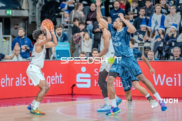 Osun Osunniyi (12; MLP Academics Heidelberg) in Aktion