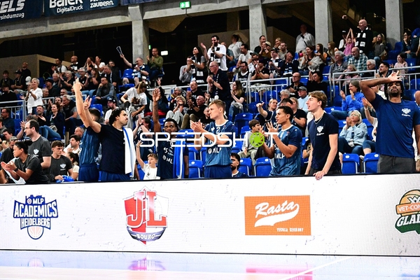 MLP Academics applaudieren am Court