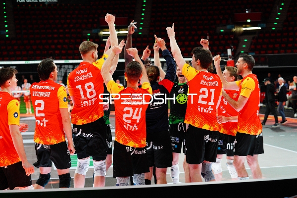 Spielszene mit Jackson Holland (4; BADEN VOLLEYS SSC Karlsruhe) und Teamkollegen