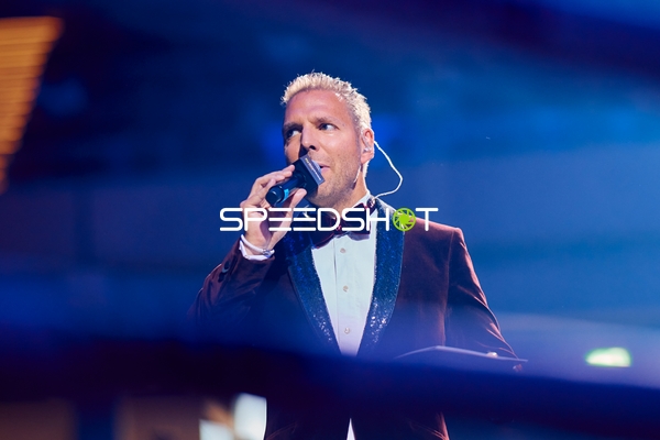 Moderator spricht ins Mikrofon