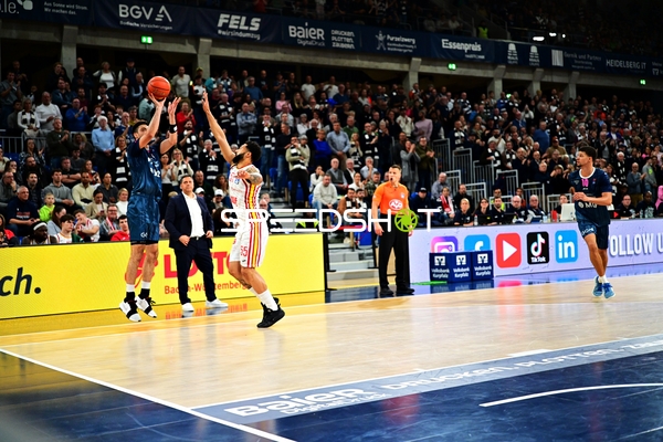 Spielszene mit Samuell Williamson (10; MLP Academics Heidelberg) und David Muenkat (55; Würzburg Baskets)