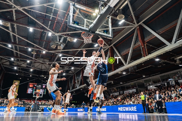 91; Panionios Athen und 47; NINERS Chemnitz in Aktion