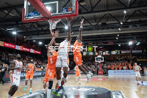 Spielaktion mit Tevin Brown (10; Rasta Vechta) und Johnathan Stove (22; Würzburg Baskets)