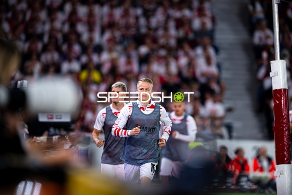 Spieler laufen auf Feld