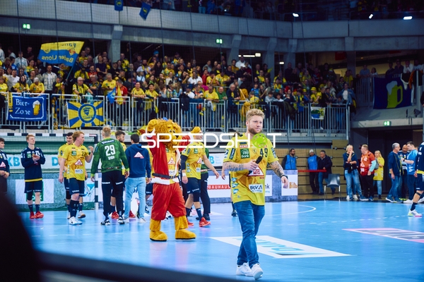 Spieler bereiten sich auf das Handballspiel vor.