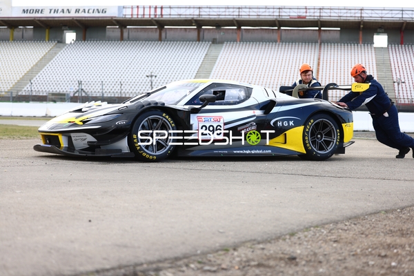 Rennwagen mit Nummer 296 wird angeschoben