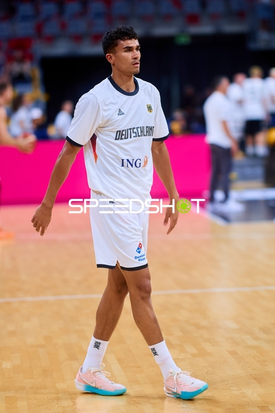 Isaac Bonga (0; Deutschland) auf dem Court