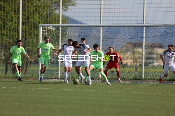 Intensiver Zweikampf am Strafraum